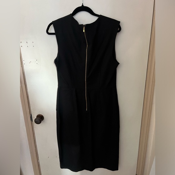 Sleeveless fitted dress - Picture 2 of 2